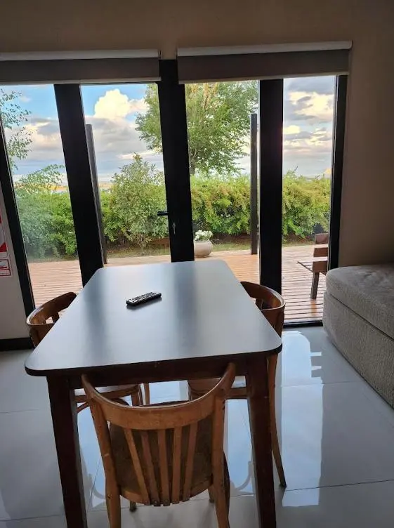 Cabañas La Chacra mesa de comedor