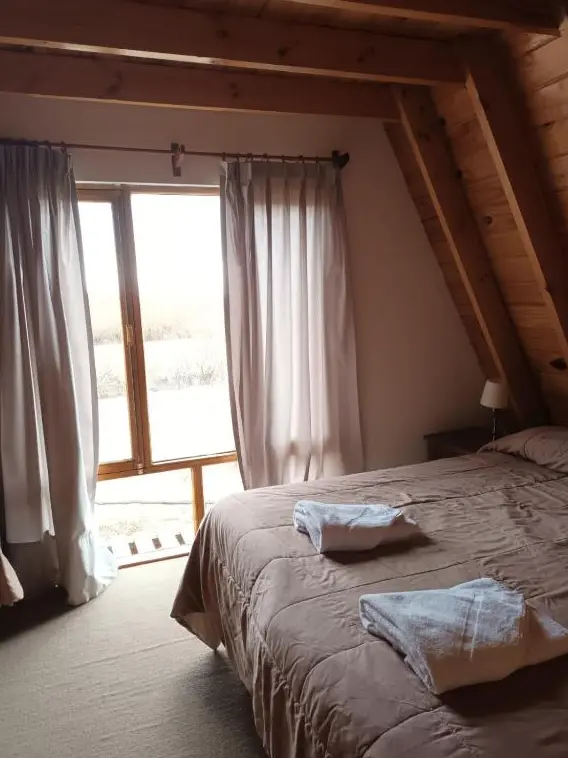 Cabañas Nevis cama doble junto a la ventana