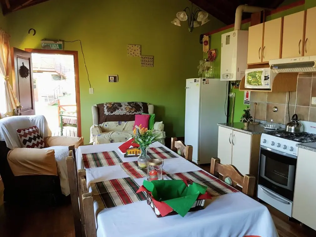 Cabañas Normana Inn mesa de comedor