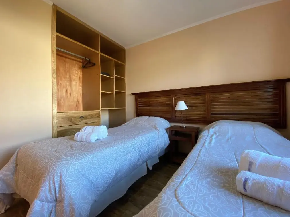 Cabañas Patagonia Austral Suites armario junto a dos camas individuales