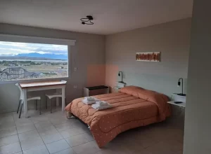 Departamento Go Patagonia cama doble junto a la ventana
