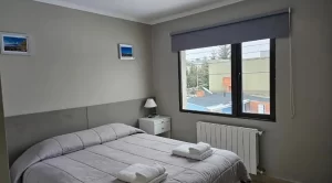 Departamentos Condor Patagonia cama doble junto a la ventana