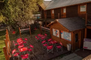Hostel Calafate deck con mesas