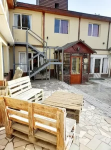 Hostel Elal sillones afuera