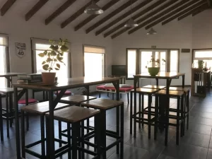 Hostel Folk mesas para comer