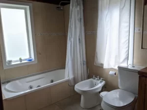 Hostel Indómito baño completo