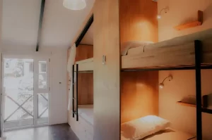 Hostel Indómito cuchetas junto a la ventana