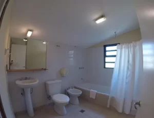Hostel Los Pioneros baño completo