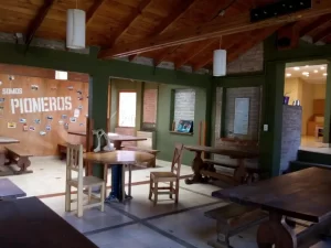 Hostel Los Pioneros mesas para comer