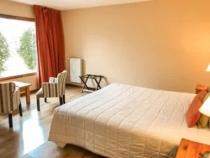 Hostería La Estepa cama doble junto a los sillones