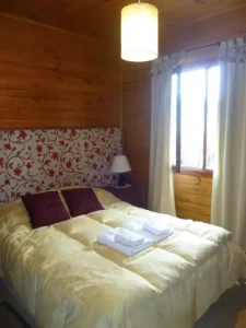 Hostería Rukahué cama doble junto a la ventana