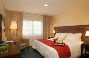 Hotel Bahía Redonda champán sobre la cama