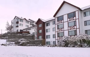 Hotel Xelena por fuera con nieve