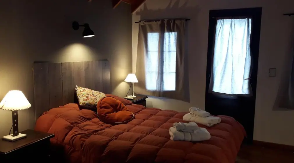 Cabañas Cerros del Sol cama doble con toallas