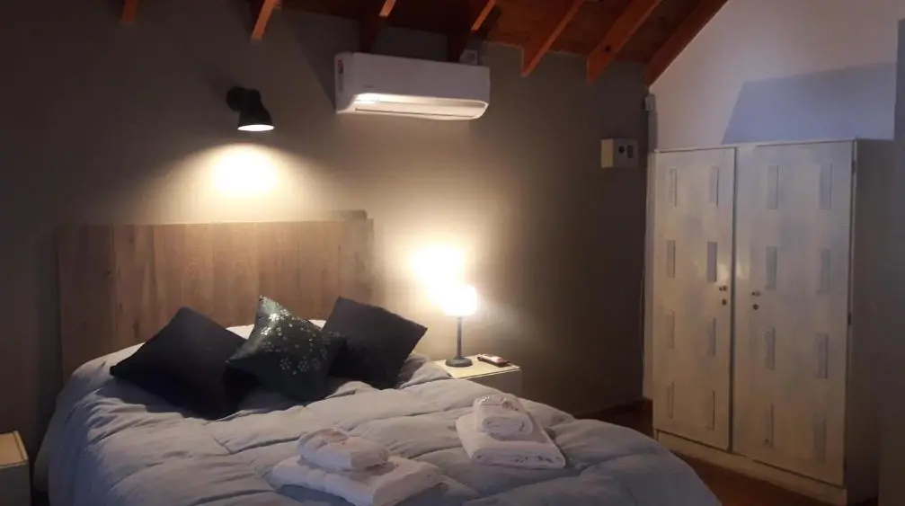 Cabañas Cerros del Sol cama junto a armario