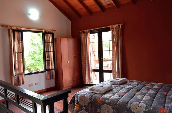 Cabañas Cinco Soles cama doble junto al armario