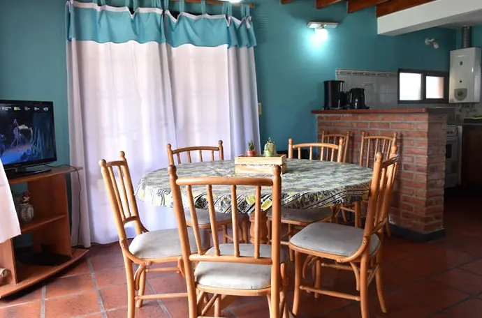 Cabañas Cinco Soles mesa de comedor