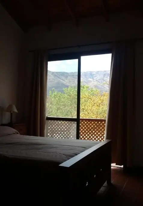 Cabañas Los Espinillos cama junto a la ventana