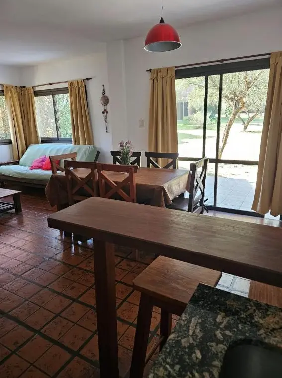 Cabañas Los Espinillos mesa de comedor