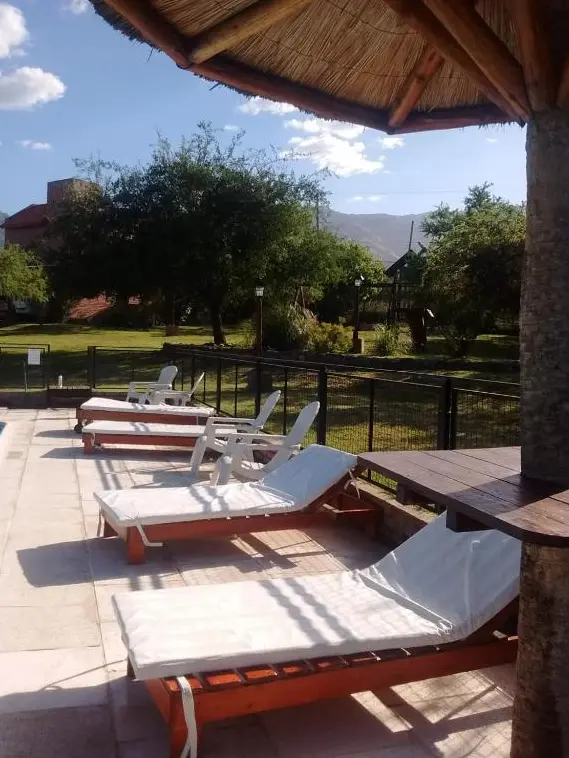 Cabañas Los Espinillos sillones de la pileta