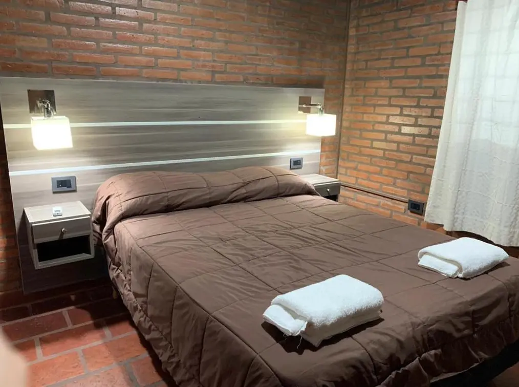 cama doble con toallas