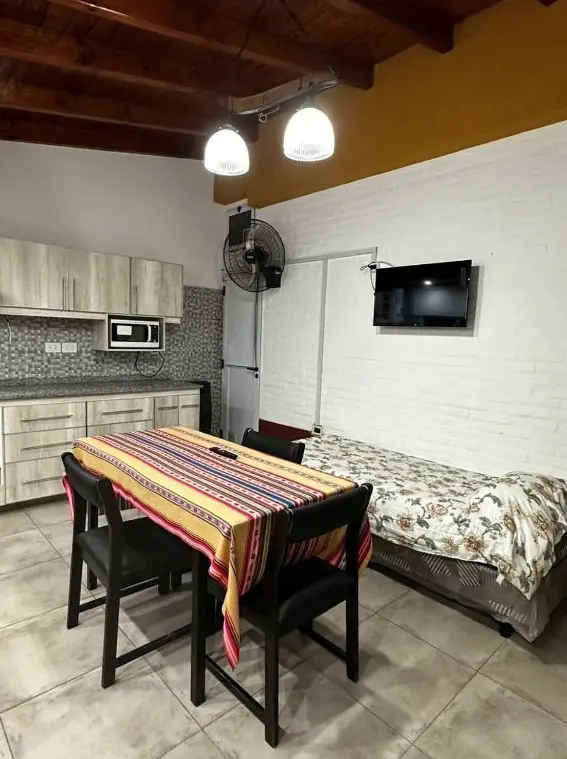Cabañas Maitén cama junto a la mesa