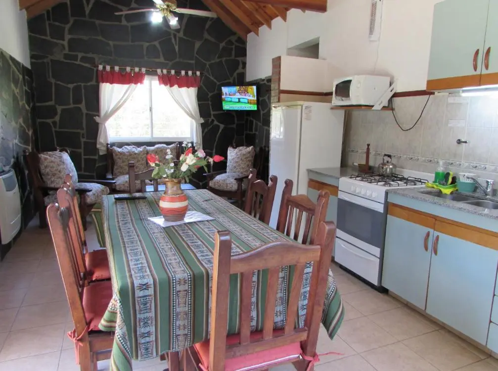 Cabañas Maitén mesa de comedor