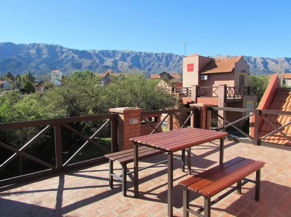 Cabañas Maitén terraza con mesa
