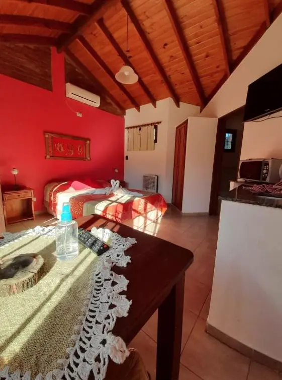 Cabañas Mi Viejo Vicente cama doble junto a la mesa