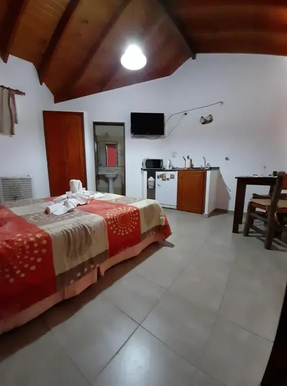 Cabañas Mi Viejo Vicente cama junto a la mesada