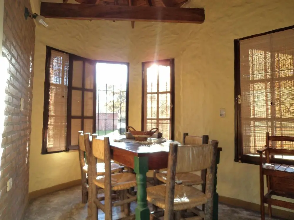 Cabañas Mi Viejo Vicente mesa de comedor