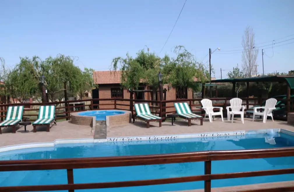Cabañas Mi Viejo Vicente sillones de la pileta