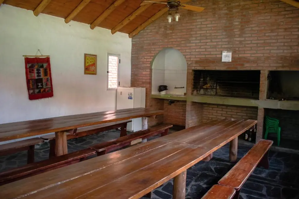 Cabañas Monteolivos asador con mesas