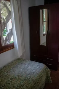 Cabañas Monteolivos cama junto al armario