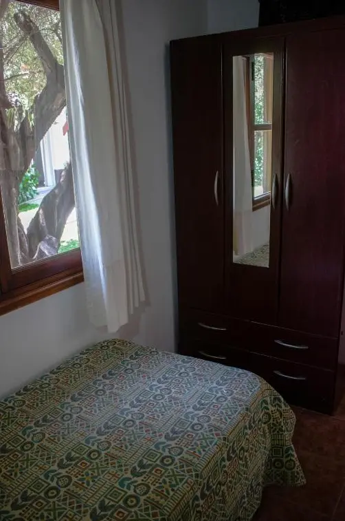 Cabañas Monteolivos cama junto al armario