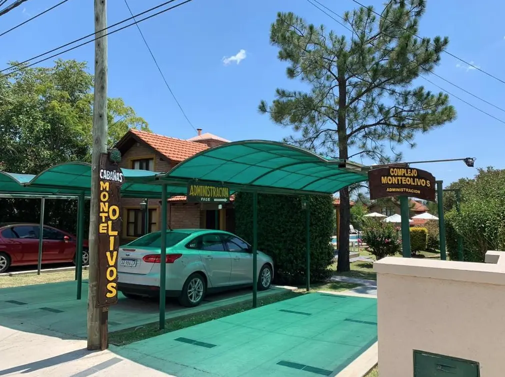 Cabañas Monteolivos estacionamiento