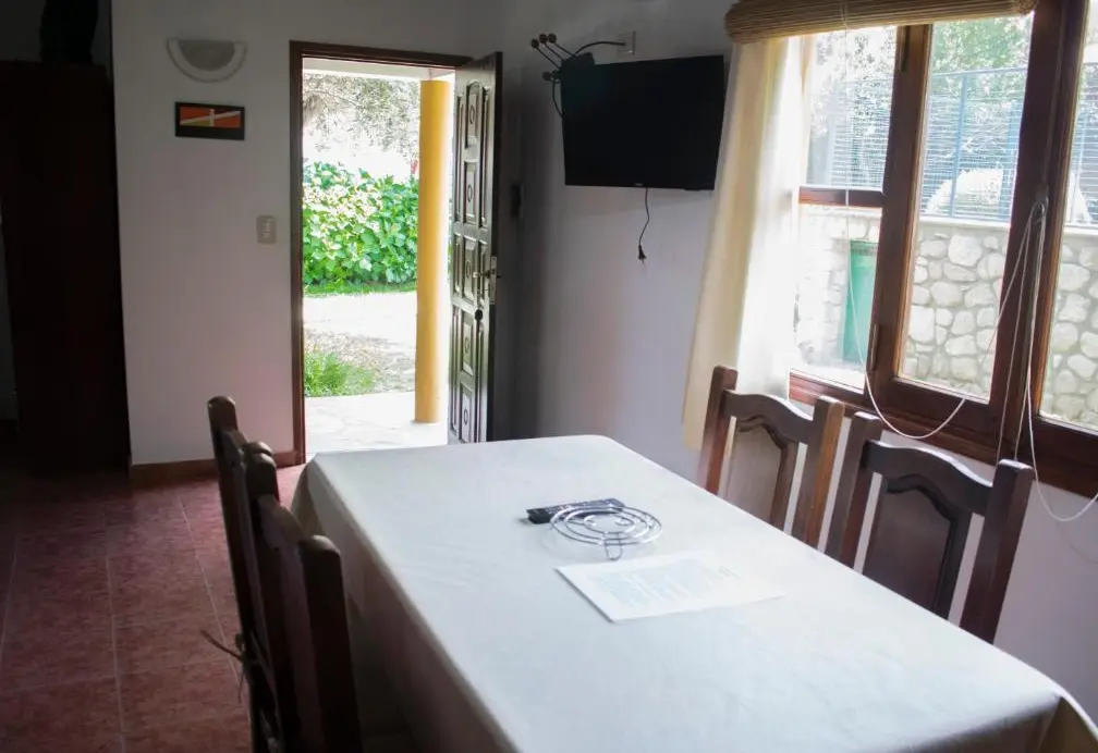 Cabañas Monteolivos mesa de comedor