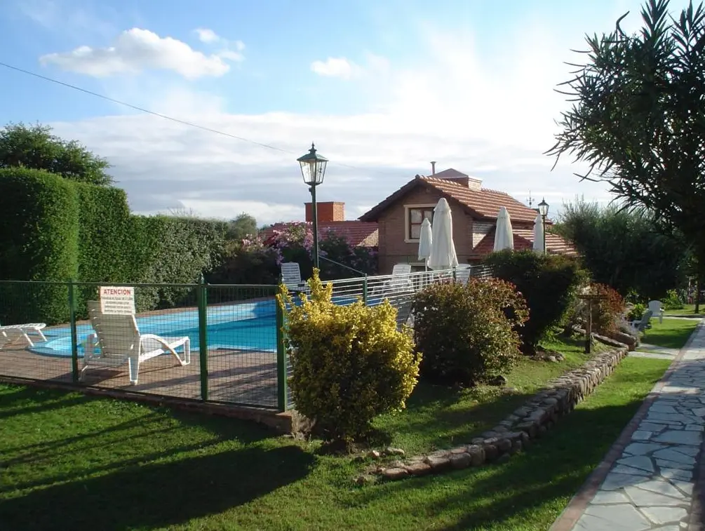 Cabañas Monteolivos pileta junto a las plantas
