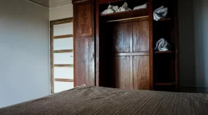 Casa Chaparisco cama doble junto al armario