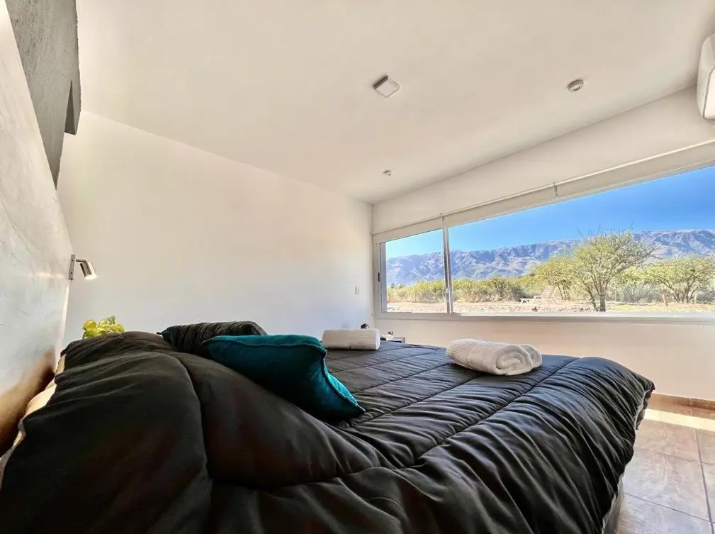 Departamentos Anubis cama doble con toallas