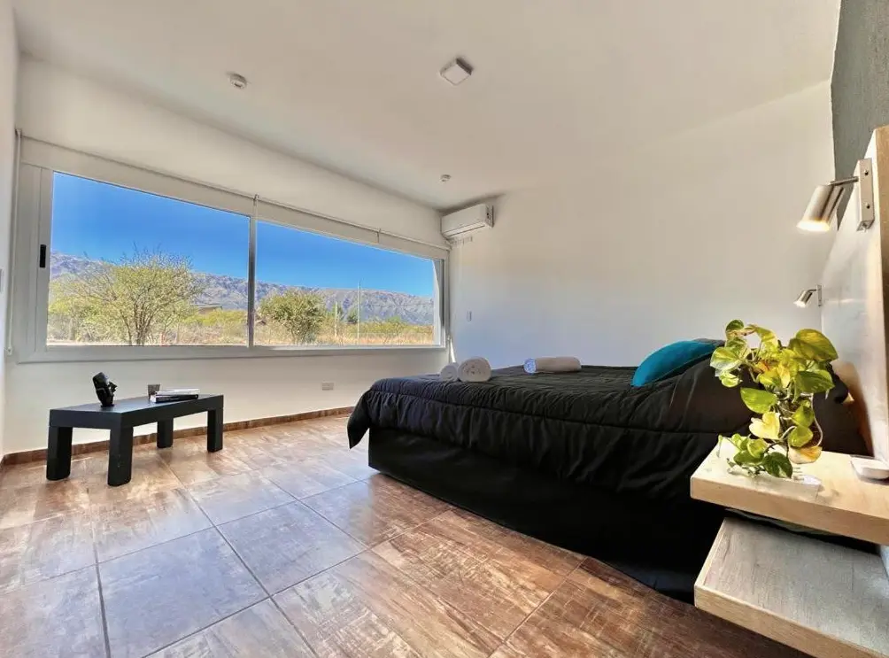 Departamentos Anubis cama doble junto a la ventana