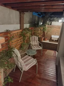 Departamentos La Casa del Pino sillones en el patio