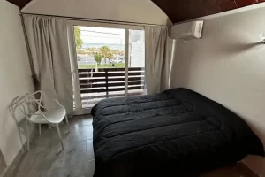 Departamentos Marbella Sur cama doble junto a la ventana