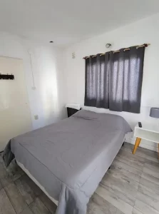 Hostel El Faro cama doble junto a la ventana