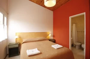 Hostel El Gualicho cama doble con toallas