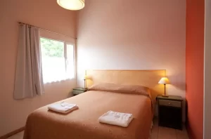 Hostel El Gualicho cama doble junto a la ventana