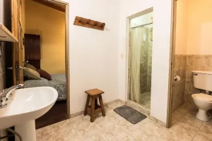 Hostel La Tosca baño entero