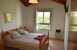 Hostel Madryn cama doble con toallas