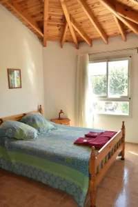 Hostel Madryn cama doble junto a la ventana