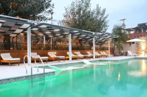 Hotel Altos de Merlo Suites sillones de la pileta